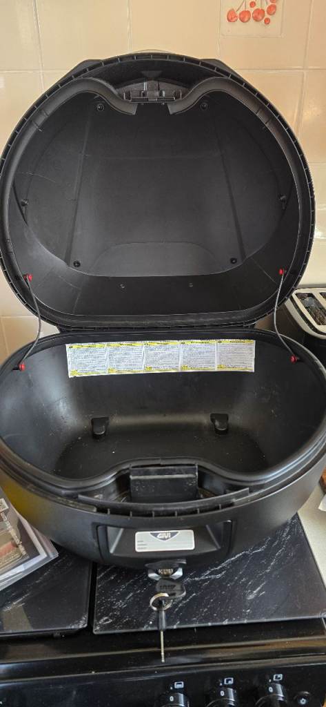 Givi top box and rack for mt10 yamaha 