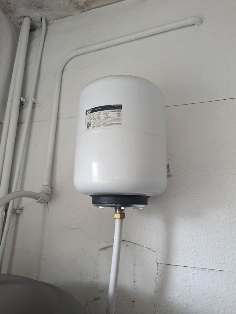 Kingspan ultra steel unvented hot water cylinder with immersion heater