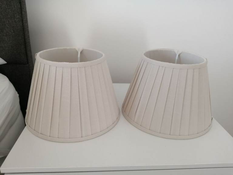 PAIR OF DORMA - NEUTRAL PLEATED LAMPSHADES - W 25 cm H 17 cm