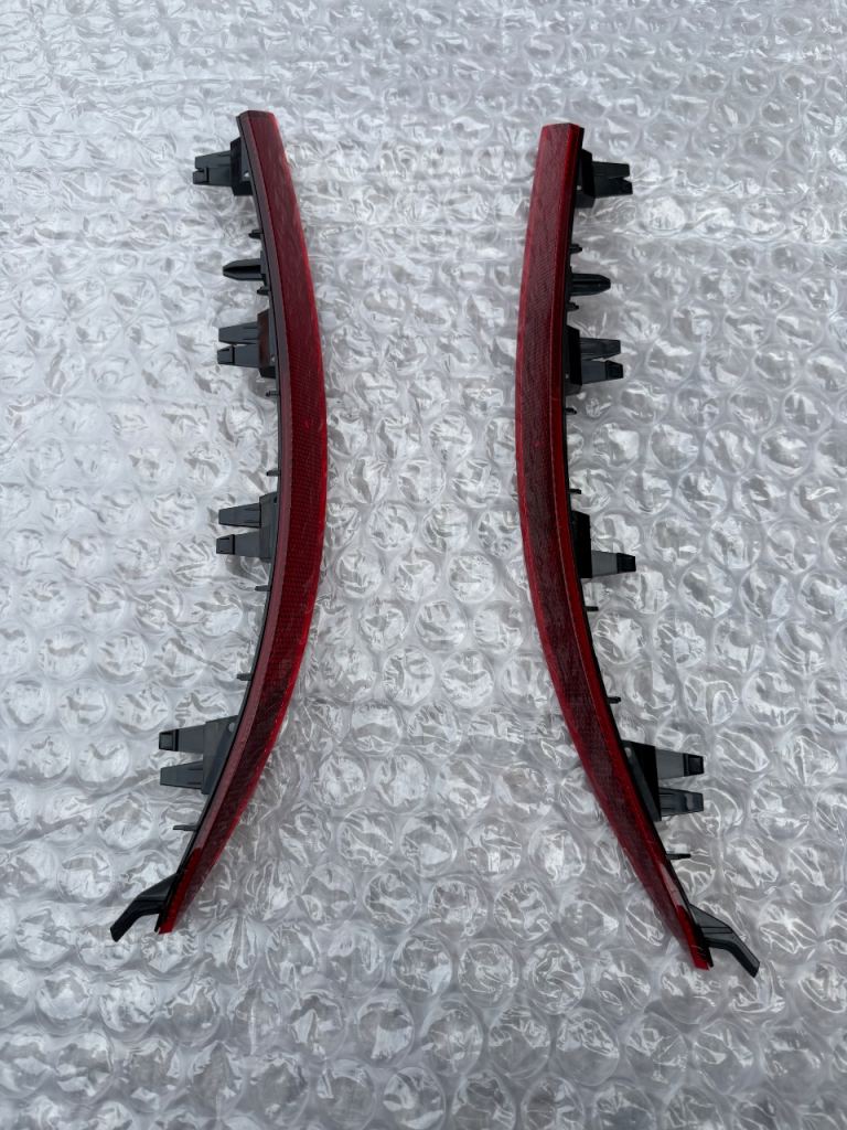 Genuine Skoda octavia iv reflector bumper left/right rear 5E7945105A/5E7945106A. 