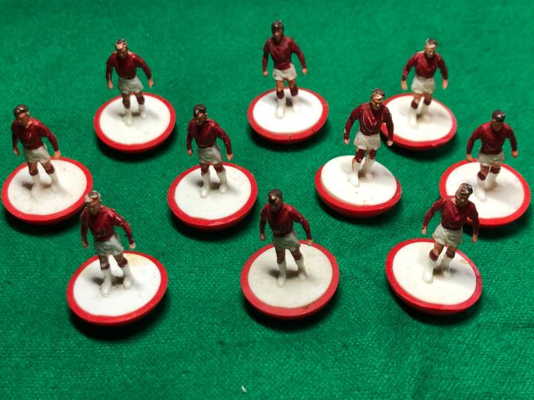 SUBBUTEO vintage football team, 10 red outfield players, smoke-free home