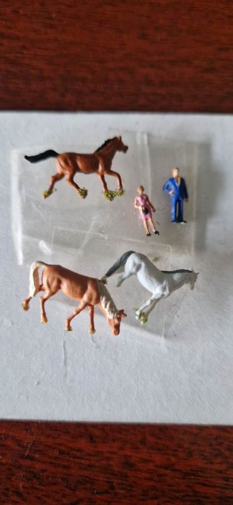 BRITAINS MINIATURE HORSES AND FIGURES. EXCELLENT CONDITION.