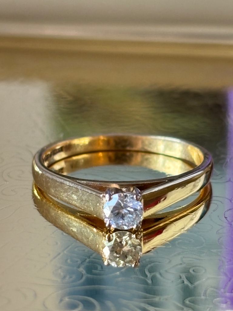 Diamond ring Nearly New  18ct Gold Solitaire Ring with 0.25 Carat Diamond
