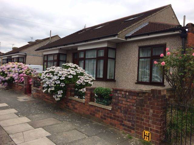 Bright, modern, ground floor studio in quiet residential road