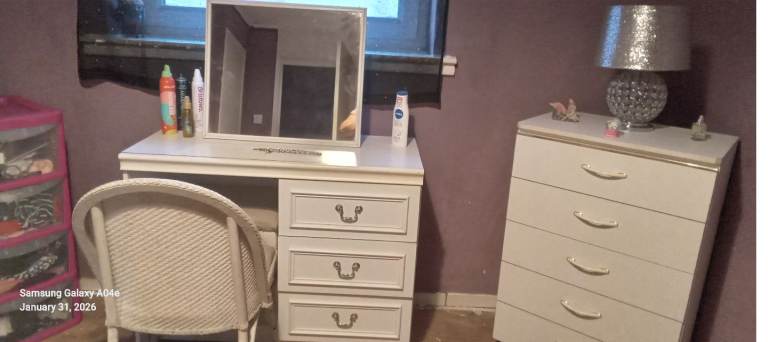 Vanity dresser