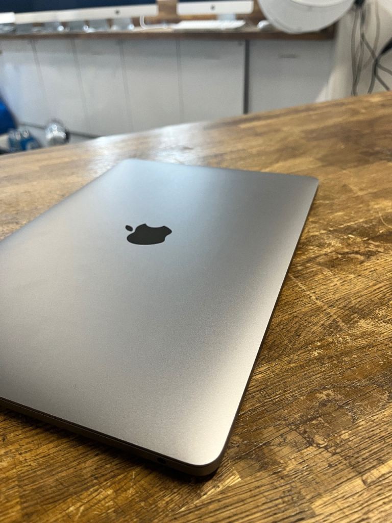 Apple MacBook Pro 13-inch 2017 2.3GHz Intel Core i5 8GB RAM 256GB SSD Space Grey Logic Pro Adobe 