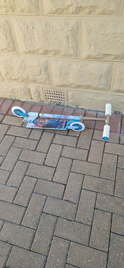 FROZEN 2 INLINE FOLDING SCOOTER. EXCELLENT CONDITION.