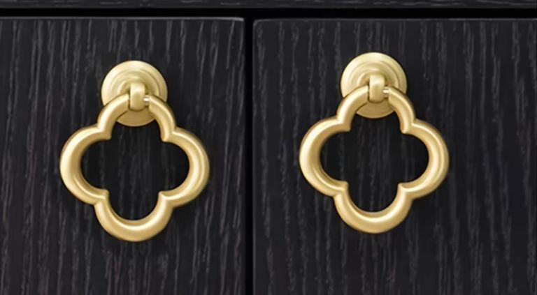 6 x door/drawer knobs in a golden quatrefoil design 