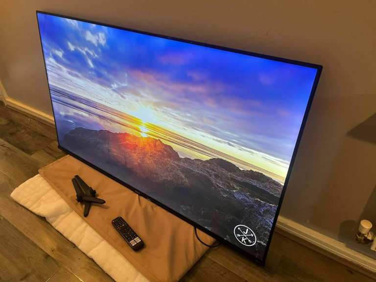 Ex display 55 inch 4 k UHD smart tv with wi fi immaculate like new RRP £369 