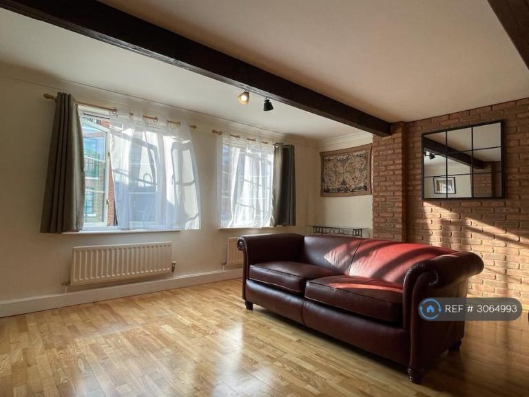 2 bedroom flat in The Spires, Canterbury, CT2 (2 bed) (#3064993)