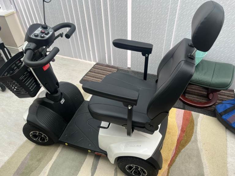 Metallic HT White Vega RS8 never used with duluxe accesory pack