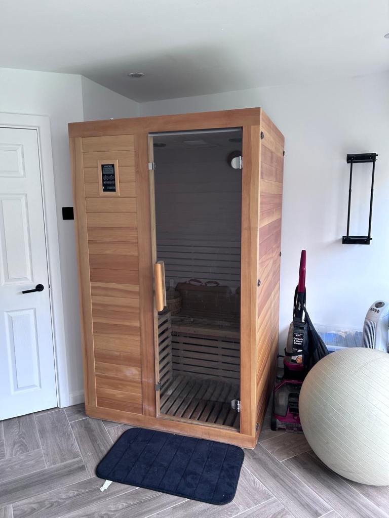 Home Sauna Cabin – Excellent Condition, Ready for Use