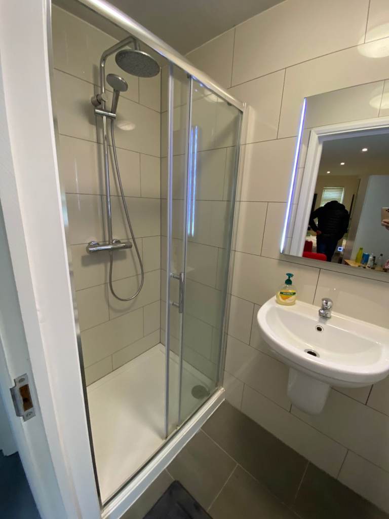 BEAUTIFUL ENSUITE DOUBLE ROOM FOR SINGLE PROFESSIONAL TO RENT IN HOUNSLOWM WEST