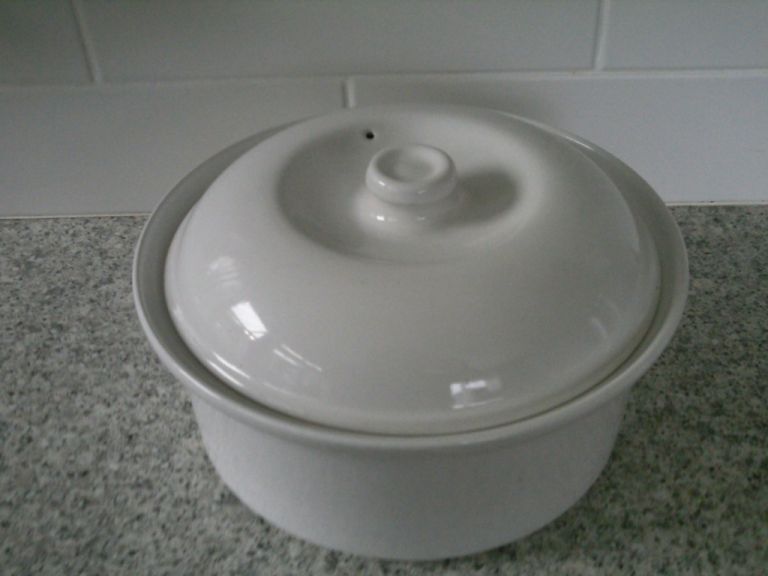 Crockery casserole pot