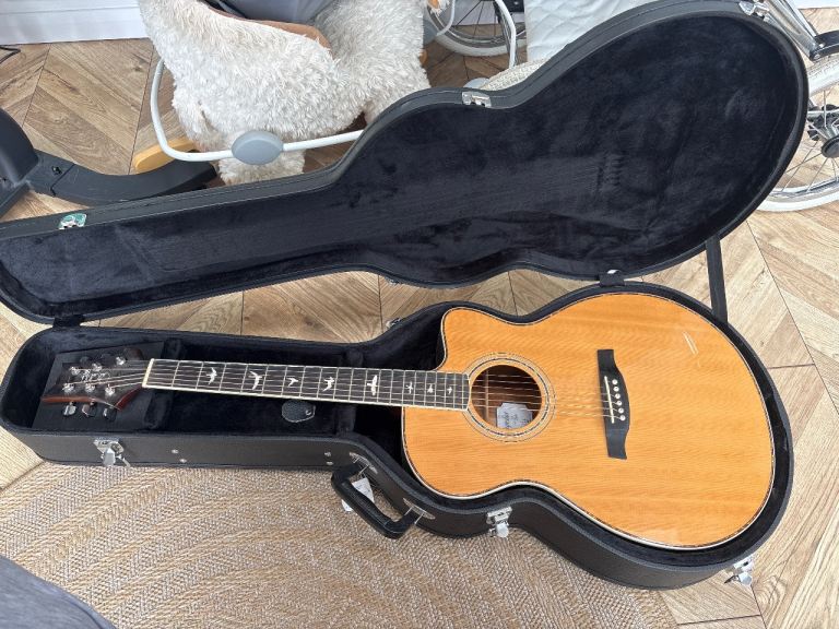 Acoustic Guitar with Hard Case – Good Condition