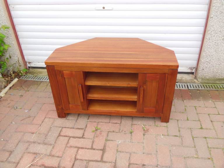 Solid wood TV stand/cabinet in great condition. 