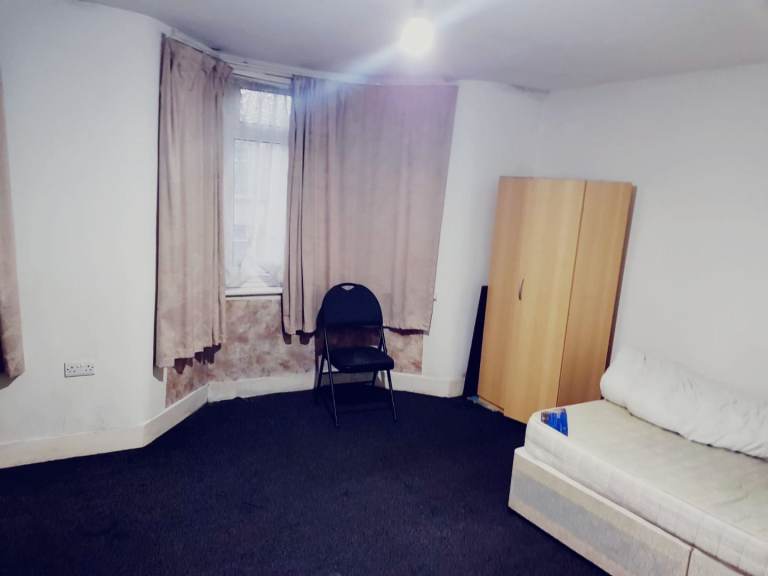 Master room available for vegetarian family or couple or 2 friends 