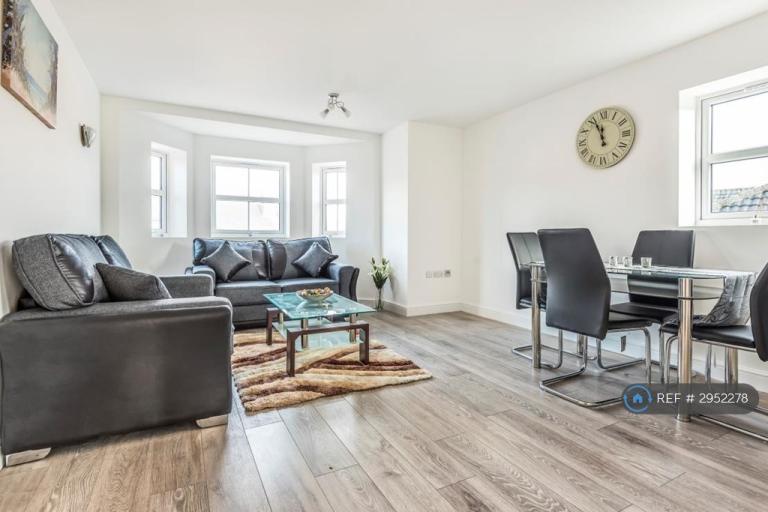 2 bedroom flat in Kitchener House, High Wycombe, HP11 (2 bed) (#2952278)