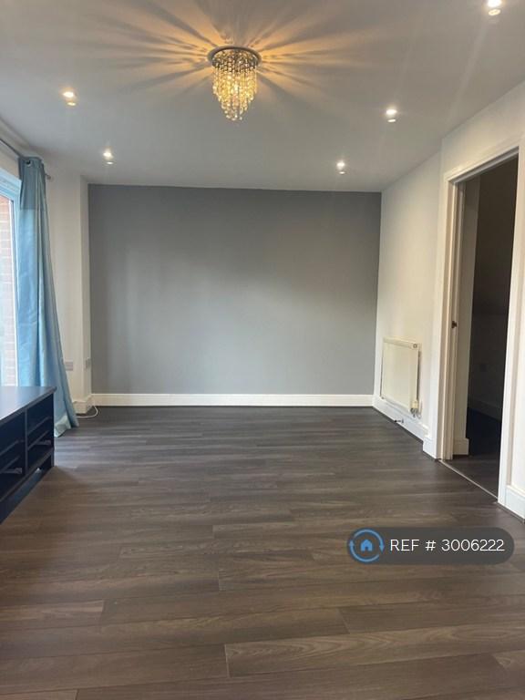4 bedroom house in Foxboro Road, Redhill, RH1 (4 bed) (#3006222)