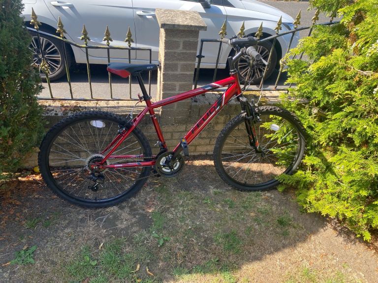 Apollo Feud Red Men’s Mountain Bike 18” Frame Shimano VERY GOOD CONDITION