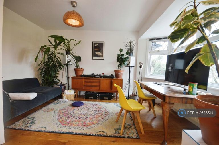 3 bedroom flat in Cotswold Gardens, London, NW2 (3 bed) (#2636514)