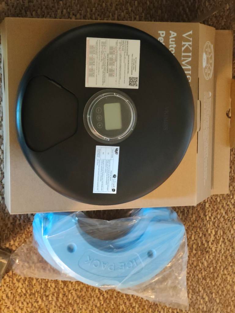 Like New-Automatic Robot pet feeder for wet food six meals 