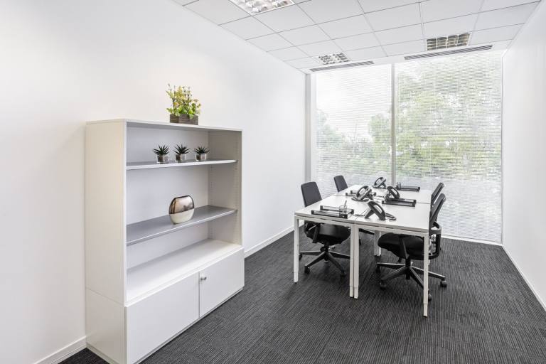 Swindon - SN5 6QR \ Office Space for Teams with 5 Workstations