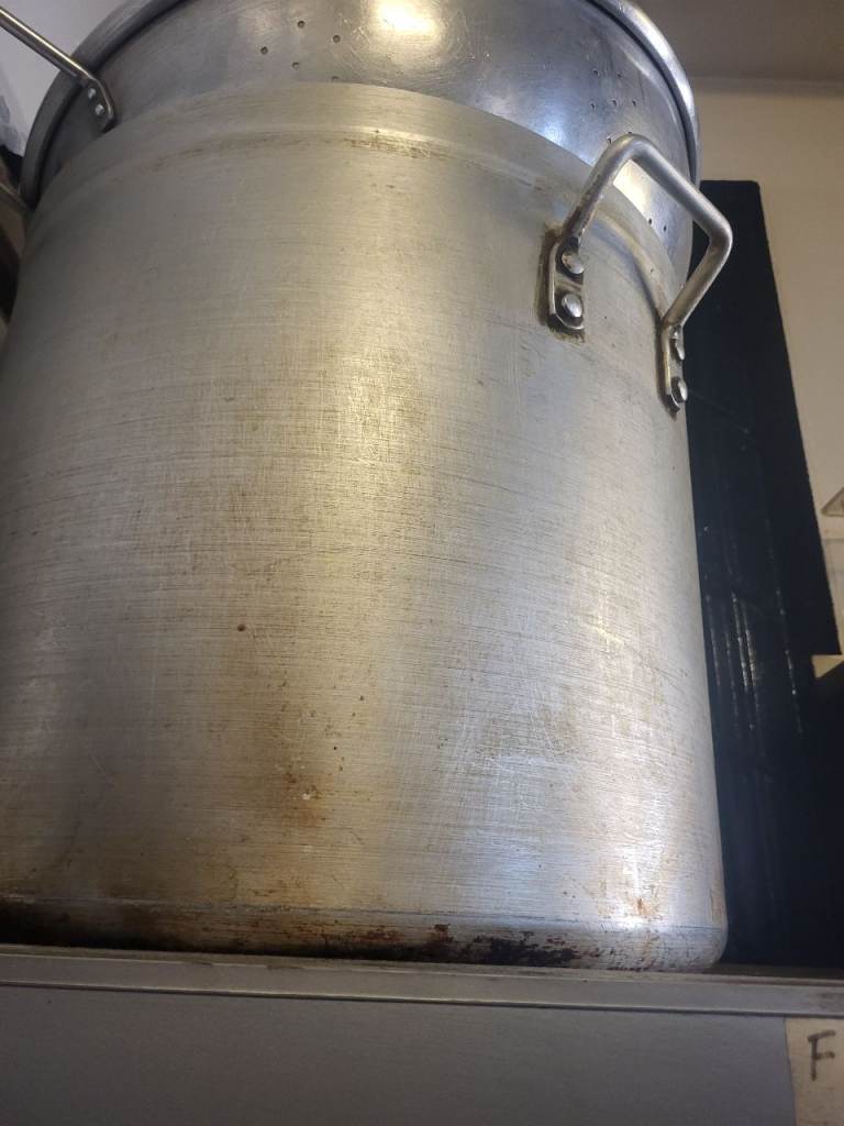 Large Metal Cooking Pot with Lid – Used Condition