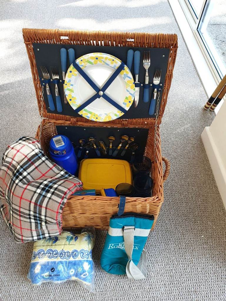 image for PICNIC HAMPER FOR FOUR IN WICKER BASKET