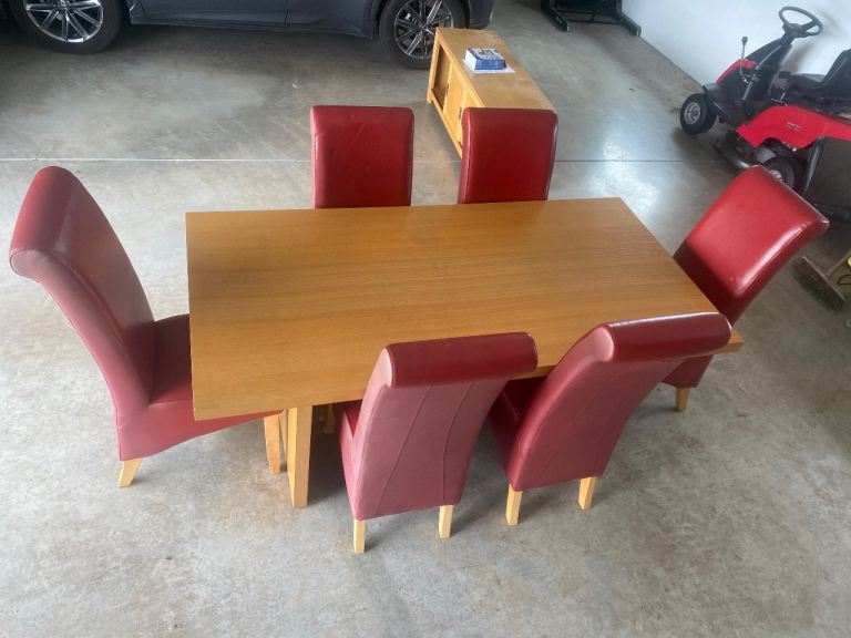Dining Room Table & Chairs