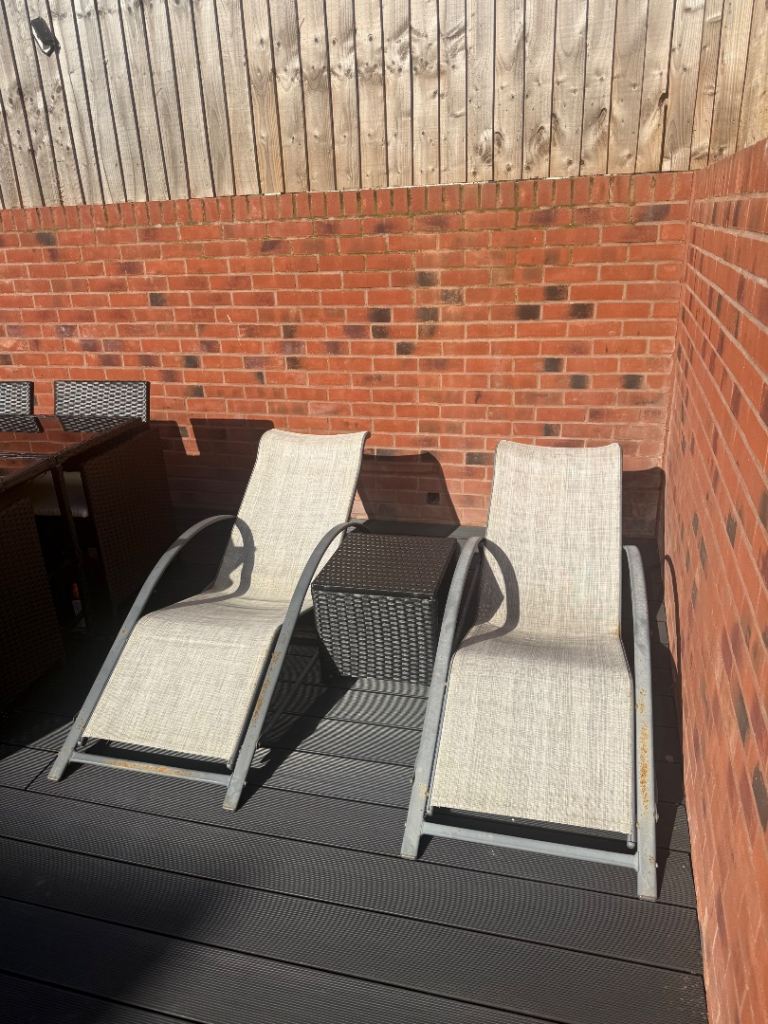 2 sun lounges 