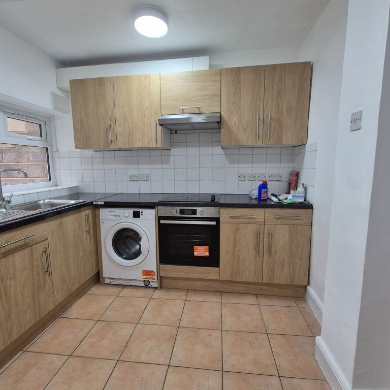 Nice 2/3 bed house for rent in best location in Walthamstow! 2 mins from tube