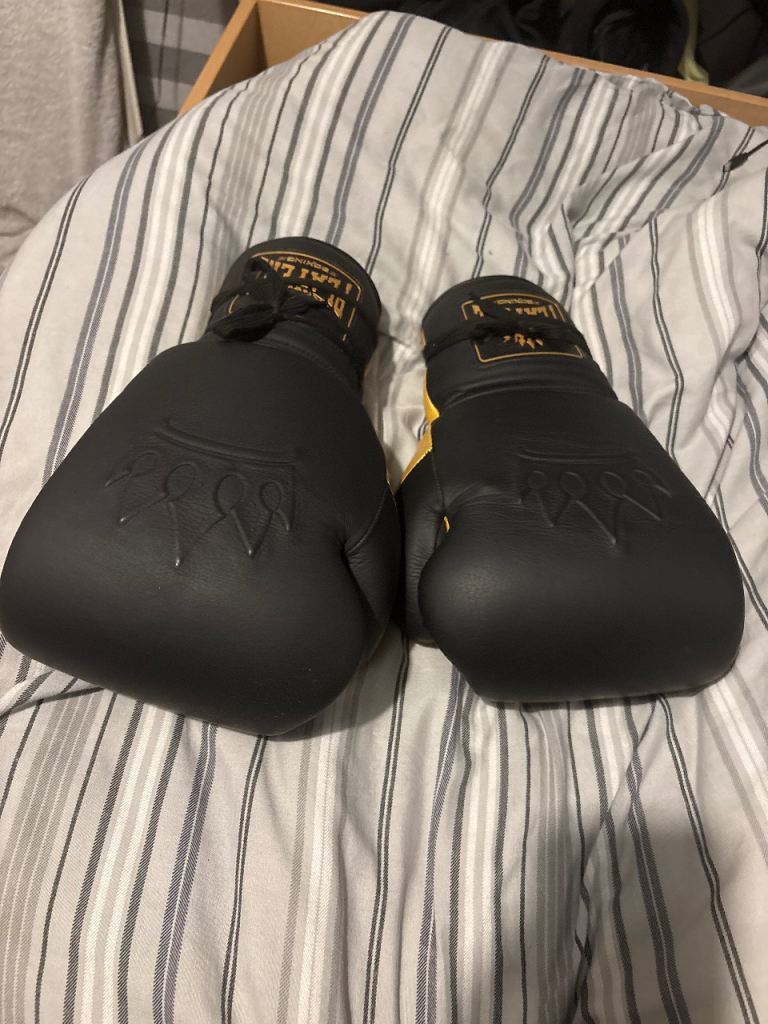 Playerz laced up boxing gloves 