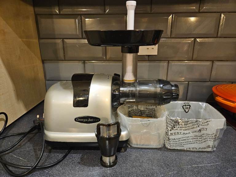 Omega Medical Medium Slow Juicer – Excellent Condition + New Parts