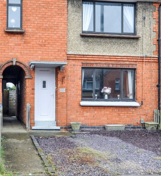 2 Bedroom House + 1 Living Room to Rent with separate Kitchen & Bathroom 