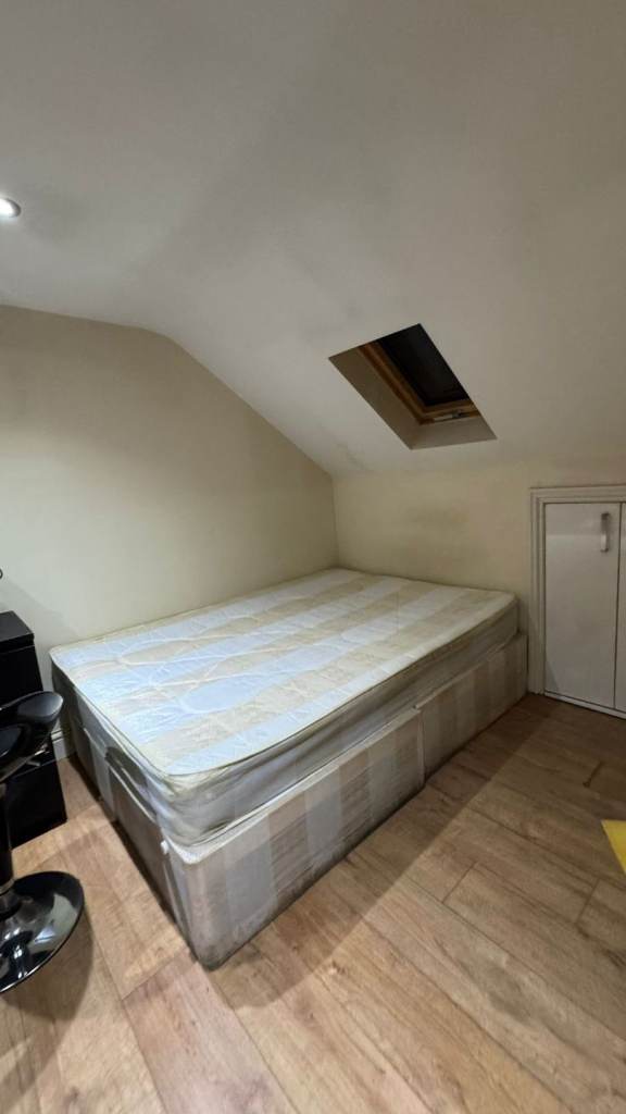 Spacious Studio-style loft room - bills included