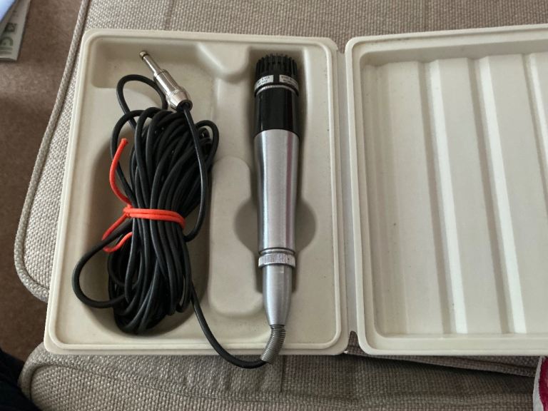 SHURE , unidine 111 .Silver Microphone with Cable and Case – Good Condition
