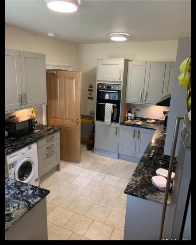 Large double room in refurbished flat 