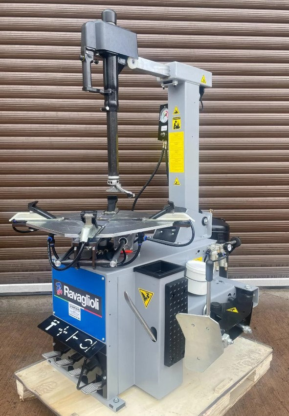 Ravaglioli Tyre Changer 11" - 24" 230V Suits Passenger Car