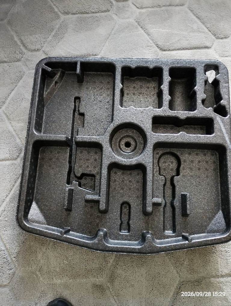 Nissan boot tool tray