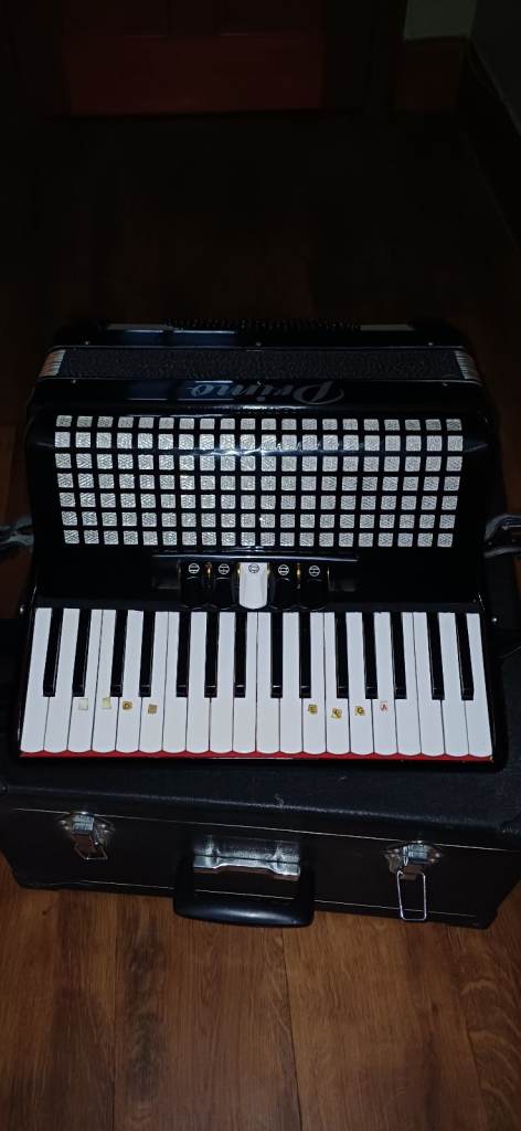 Primo 72 bass piano accordian