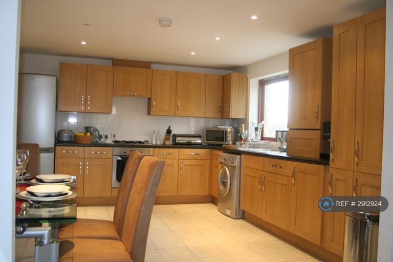 3 bedroom flat in Kenninghall Road, London, E5 (3 bed) (#2912924)