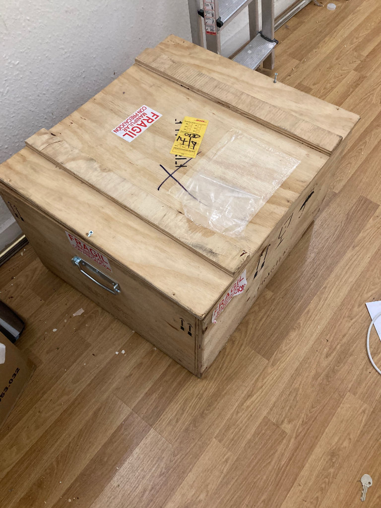 Shipment or storage box with lid and handles