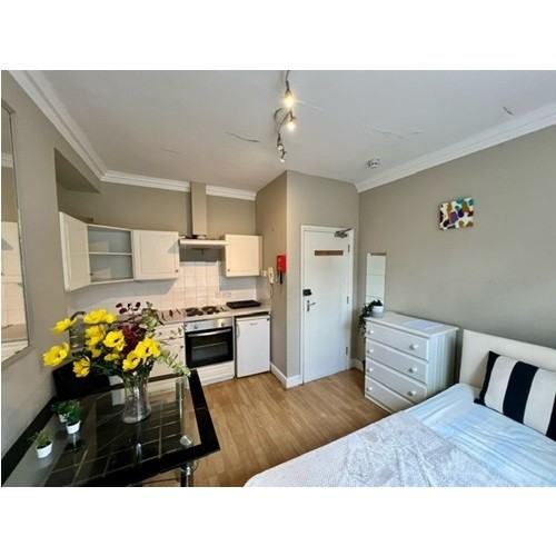 Self-Contained Studio on Perham Road, West Kensington/Barons Court, W14 9SS ***Bills Inc**