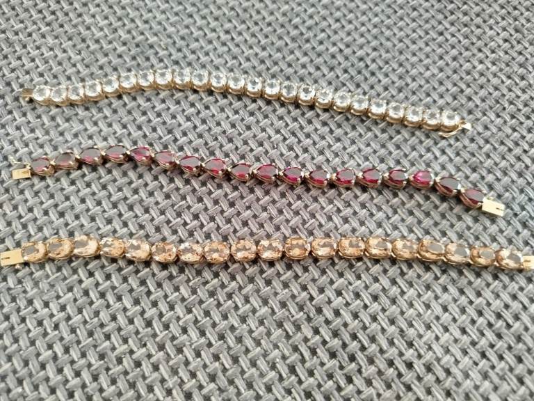 3 Gold bracelete 