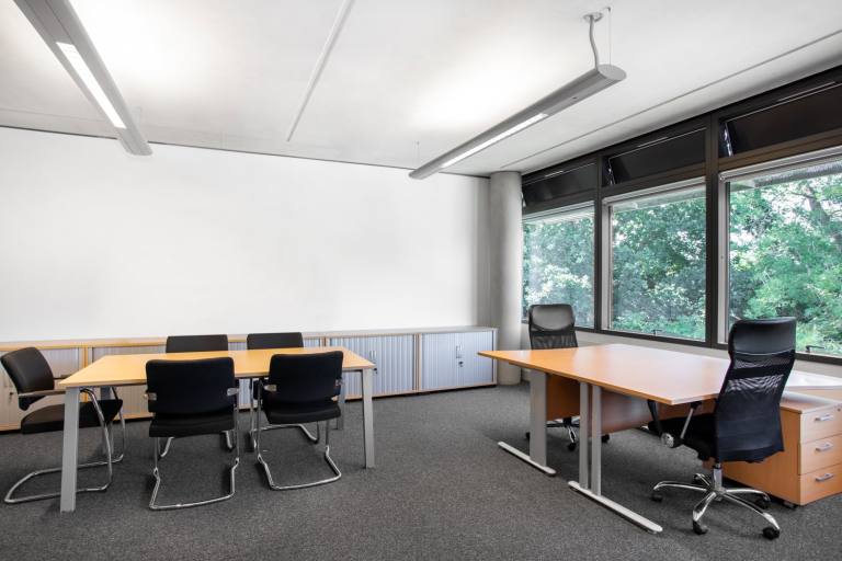 Luton - LU2 8DL \ Serviced Office for Rent with 5-Desk Capacity