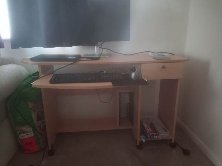 Office desk with pull out keyboard tray