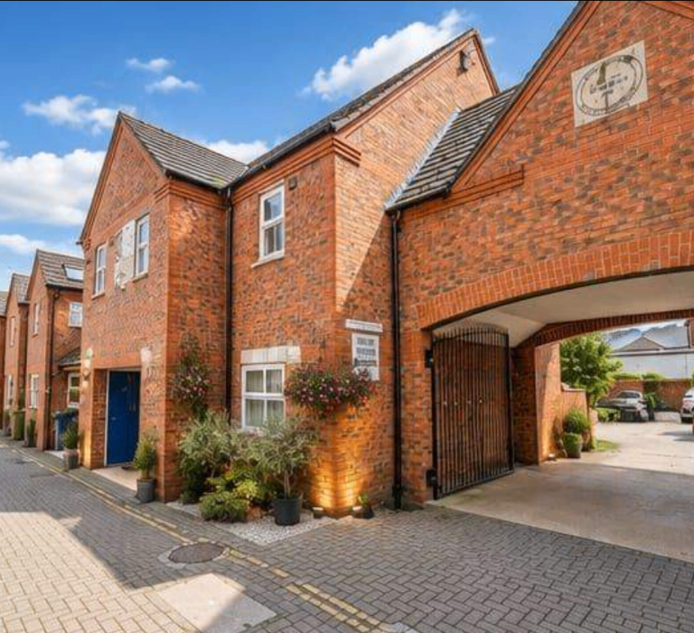 3 bedroom house, garden, parking space, Boston Town Centre