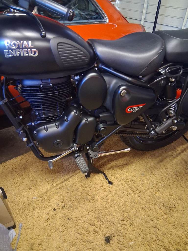 Royal Enfield, CLASSIC, 2024 stealth black 160 miles from new