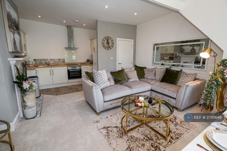 2 bedroom flat in Approach Road, Poole, BH14 (2 bed) (#2745646)